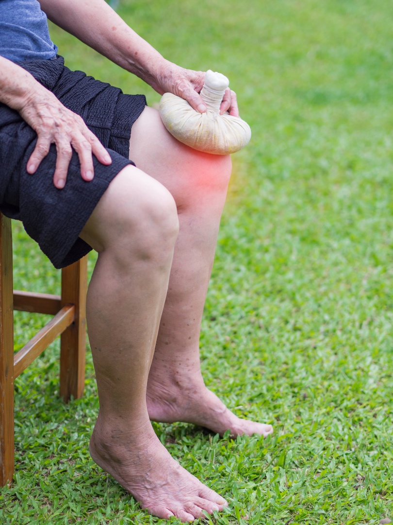 bolečina v kolenu starejša ženska na zelenjavnem vrtu bolečine v križu